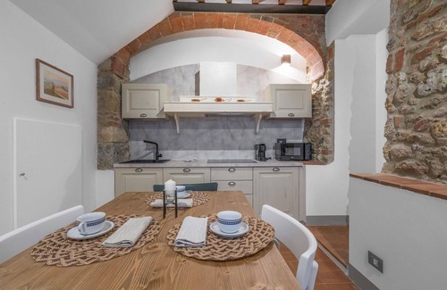 Monteriggioni Apartamento | Acogedor apartamento para 4 personas con WIFI, piscina, A/C, TV y mascotas permitida, cerca de Siena