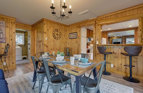 Au Gres Cabaña | Lovely Au Gres Cottage w/ Hot Tub: Walk to Beach!