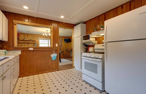 Au Gres Cabaña | Lovely Au Gres Cottage w/ Hot Tub: Walk to Beach!