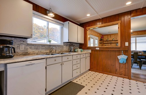 Au Gres Cabaña | Lovely Au Gres Cottage w/ Hot Tub: Walk to Beach!