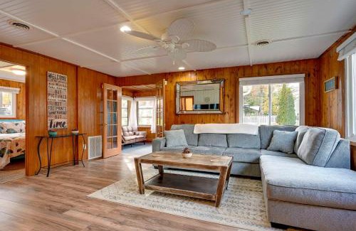 Au Gres Casa | Lovely Au Gres Cottage with Hot Tub Walk to Beach!