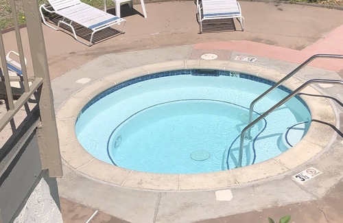 Carpinteria Condominio | Lovely condo walking distance to Carpinteria beach and downtown.