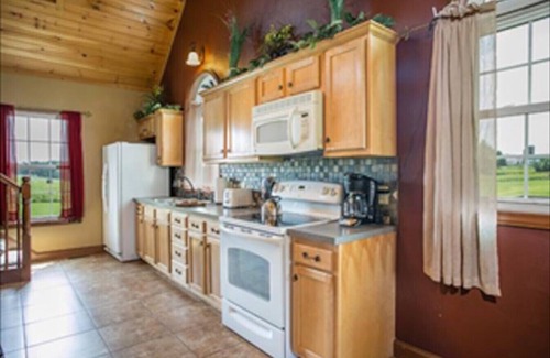 Millersburg Cabaña | Lovely Cottage W/ Jacuzzi & Fireplace