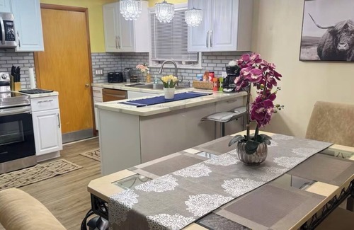 Cheektowaga Casa | Lovely cozy 3-bedroom ranch house/near airport