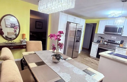 Cheektowaga Casa | Lovely cozy 3-bedroom ranch house/near airport