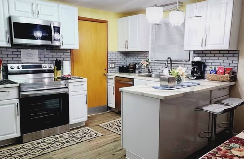 Cheektowaga Casa | Lovely cozy 3-bedroom ranch house/near airport