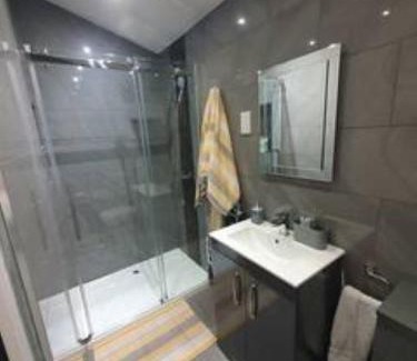 Fryent Casa | Lovely double room with en-suite bathroom
