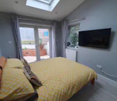 Fryent Casa | Lovely double room with en-suite bathroom