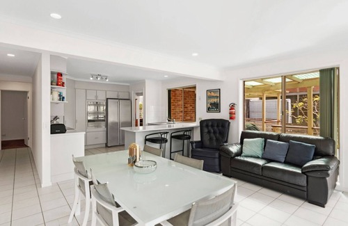 South Durras Casa | Lovely family beach house. Pet friendly and walk to beach