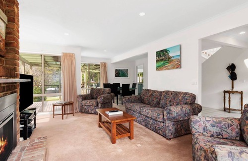 South Durras Casa | Lovely family beach house. Pet friendly and walk to beach