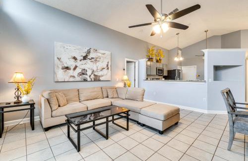 Lake Mary Casa | Lovely Florida Retreat with Lanai 5 Mi to Riverwalk