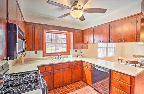 Freehold Casa | Lovely Freehold Home w/ Deck, 16 Mi to Slopes