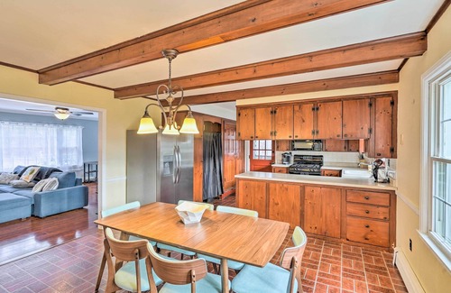Freehold Casa | Lovely Freehold Home w/ Deck, 16 Mi to Slopes