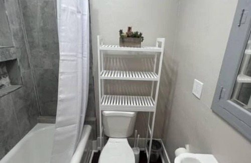 West University Apartamento | Lovely Historic 2 suites, 4 Beds, 2 Kitchens & free parking