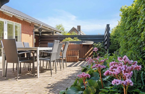 Fur Casa | Lovely holiday home with hot tub – 150 m to water