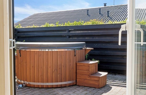 Fur Casa | Lovely holiday home with hot tub – 150 m to water