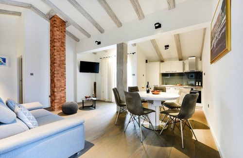 Lovinac Casa | Preciosa casa en Policnik con sauna