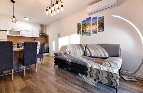 Oklaj Casa | Preciosa casa en Puljane con cocina.