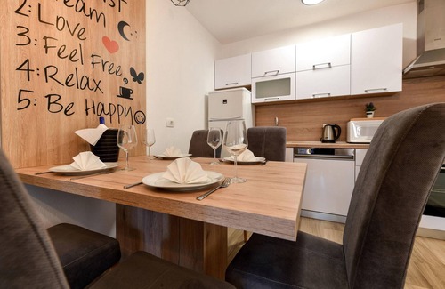 Oklaj Casa | Preciosa casa en Puljane con cocina.