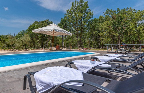 Oklaj Casa | Preciosa casa en Puljane con cocina.