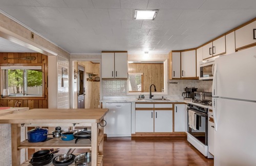 Mercer Casa | Lovely home with Mercer Lake view, patio, full kitchen, on trail 17