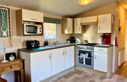 Swarland Casa | Lovely Hot Tub Caravan in Northumberland, Free Golf Access, Dog Friendly