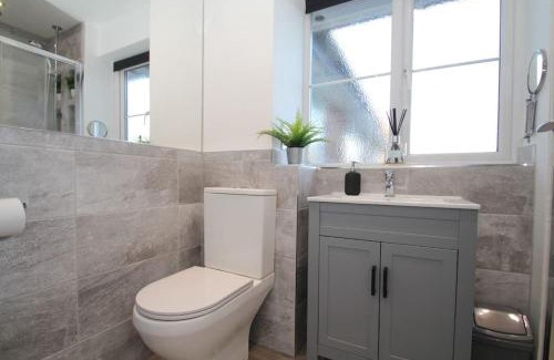 Rushmoor District Casa | Lovely house overlooking field with woodland walks