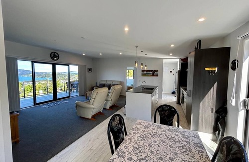 Cable Bay Casa | Lovely House with Beach Access & Water Toys with stunning views of Coopers Beach