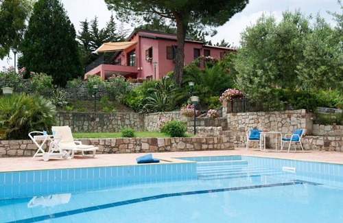 Collesano Villa | Bonito apartamento en villa con A/C, WIFI, piscina, TV, terraza, vista panorámica, cerca de Cefalú