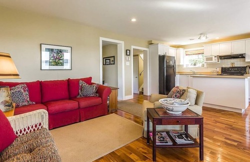 Lac-Brome Casa | Lovely Lac-Brome 3 Bedroom Lakefront Cottage