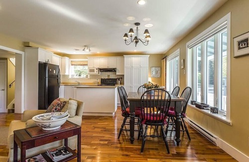 Lac-Brome Casa | Lovely Lac-Brome 3 Bedroom Lakefront Cottage