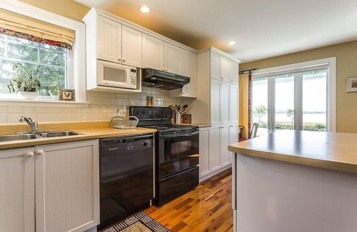 Lac-Brome Casa | Lovely Lac-Brome 3 Bedroom Lakefront Cottage