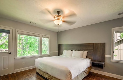 Buford Cabina | Lovely Lake House with Private Deck + Washer/Dryer