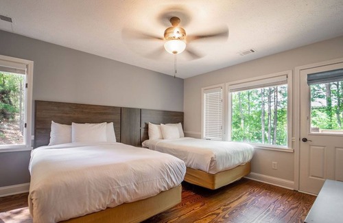 Buford Cabina | Lovely Lake House with Private Deck + Washer/Dryer