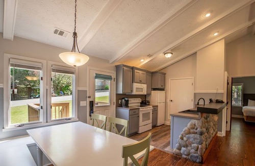 Buford Cabina | Lovely Lake House with Private Deck + Washer/Dryer