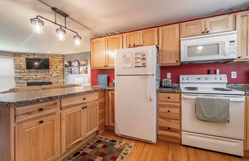 Friendship Cabina | LOVELY LAKEFRONT HOME ON THE EASTERN SIDE OF CASTLE ROCK LAKE
