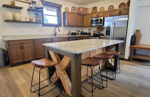 Sevierville Cabina | Lovely Lakehouse with water view, shared pool, billards, arcade game