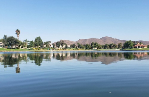 Menifee Casa | Lovely Lakeside Spa Suite