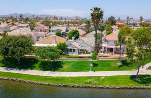 Menifee Casa | Lovely Lakeside Spa Suite