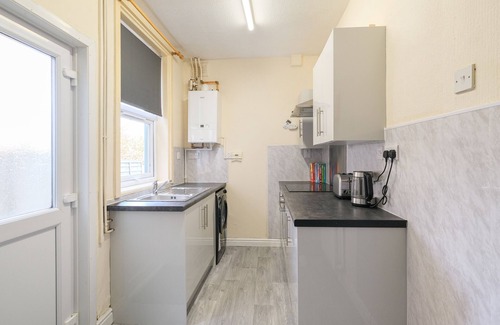 Hartshill Casa | Lovely large 2-Bed House with 2 Reception Rooms