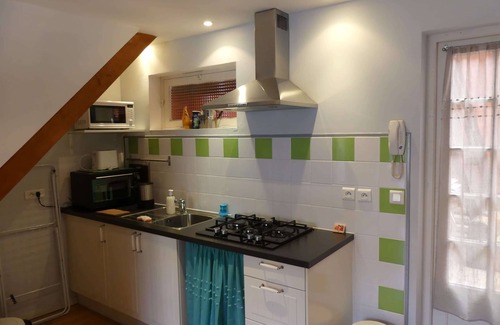 Limoux Apartamento | Lovely Limoux: office, AC, kitchenette, WIFI, TV