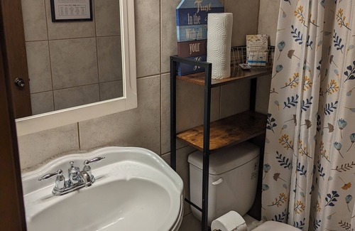 Lansing Condominio | Lovely Loft Retreat in Lansing -- Balcony & Game room. Near MSU and Downtown