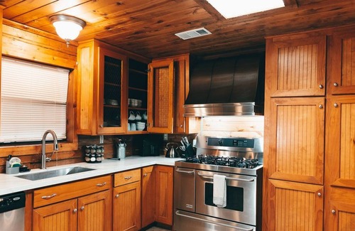 Montgomery Casa | Lovely Log Home W/Office, AC, Hot Tub on 4.3 acres