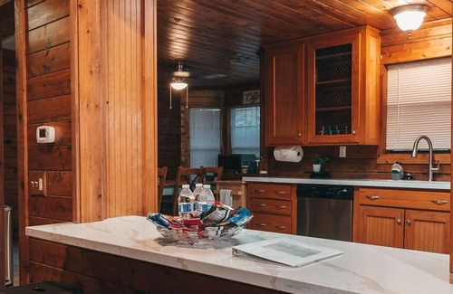 Montgomery Casa | Lovely Log Home W/Office, AC, Hot Tub on 4.3 acres