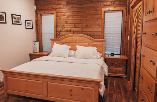 Montgomery Casa | Lovely Log Home W/Office, AC, Hot Tub on 4.3 acres