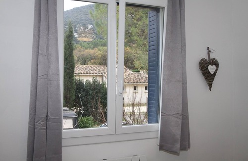 Maubec Apartamento | Precioso apartamento en Maubec con piscina privada climatizada, WiFi y televisión del Reino Unido