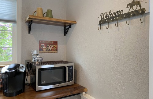 Arlington Apartamento | Lovely Mountain View Cottage with Hot Tub, close to amenities!
