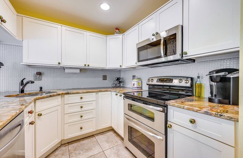 Central Naples Condominio | Lovely Naples Vacation Rental w/ Shared Pools!