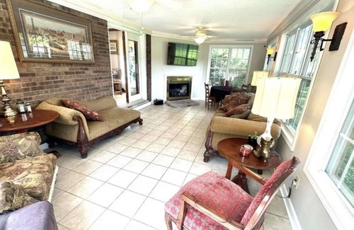 Centralia Casa | Lovely neighborhood. Near hospitals. Weekly and Monthly rates available.