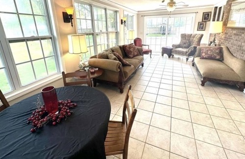 Centralia Casa | Lovely neighborhood. Near hospitals. Weekly and Monthly rates available.